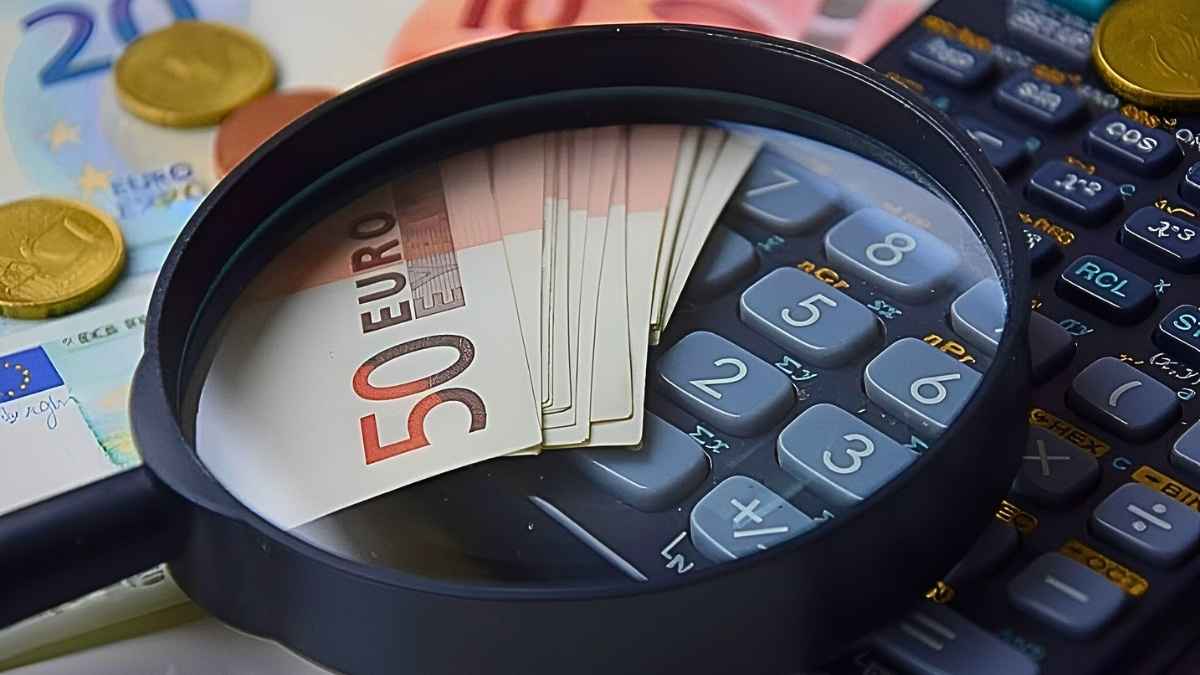 Tasa de ahorro hogares España 2025: caída al 12 % en el tercer trimestre, el nivel más bajo en dos años según el INE